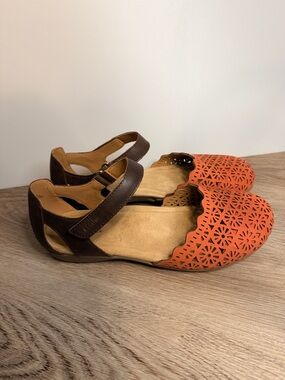 Women's Earth Bronnie Perforated Two-Piece Flat Sandals Nubuck / Leather 9Wide